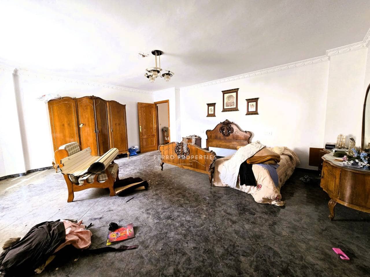 7 bedroom Townhouse for sale in Salar with garage - € 200,000 (Ref: 9473831)