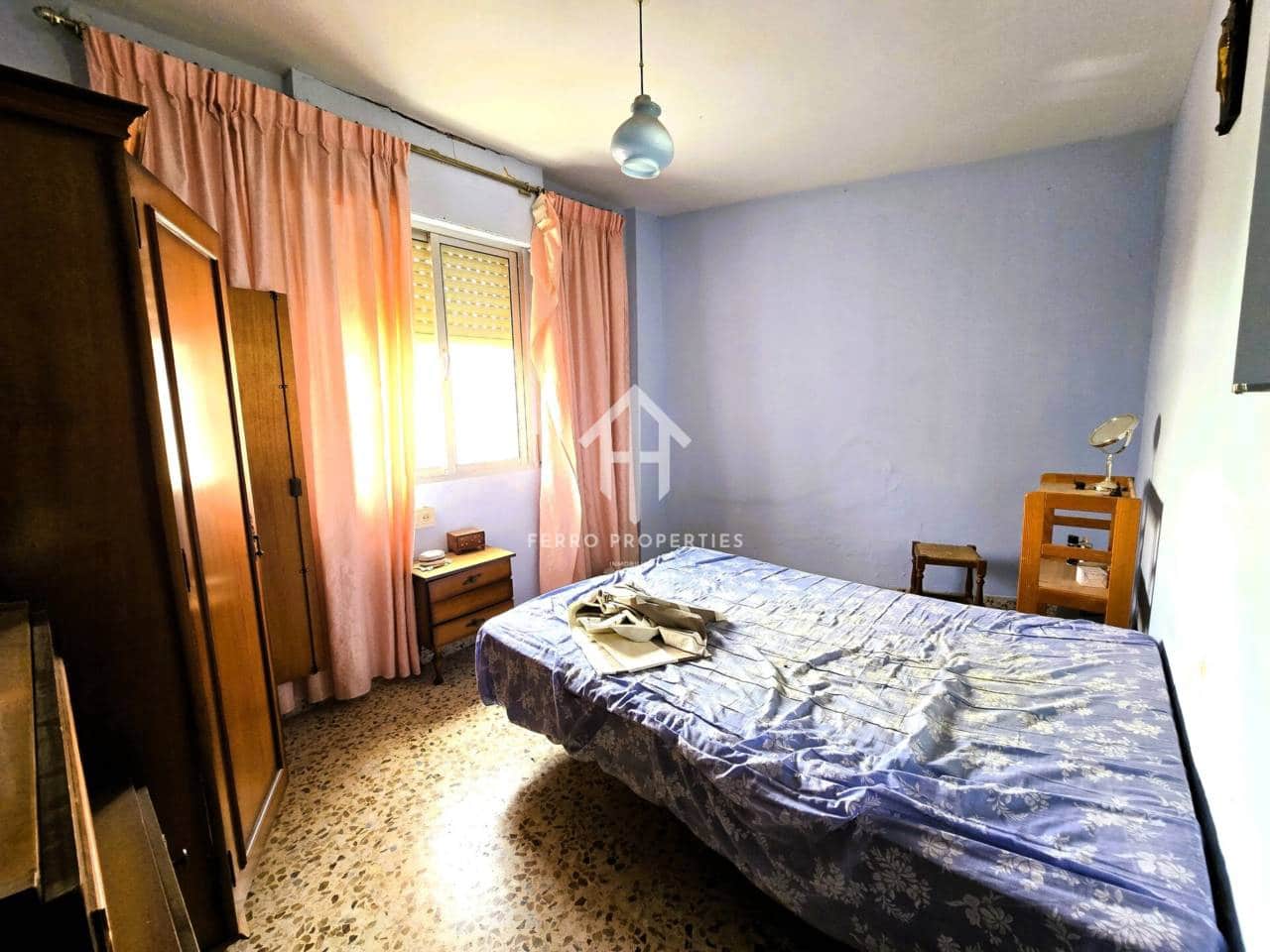 7 bedroom Townhouse for sale in Salar with garage - € 200,000 (Ref: 9473831)