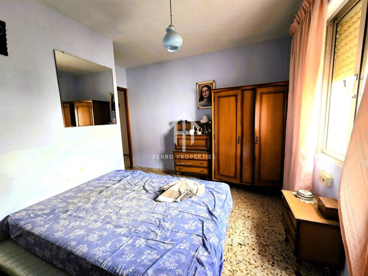 7 bedroom Townhouse for sale in Salar with garage - € 200,000 (Ref: 9473831)