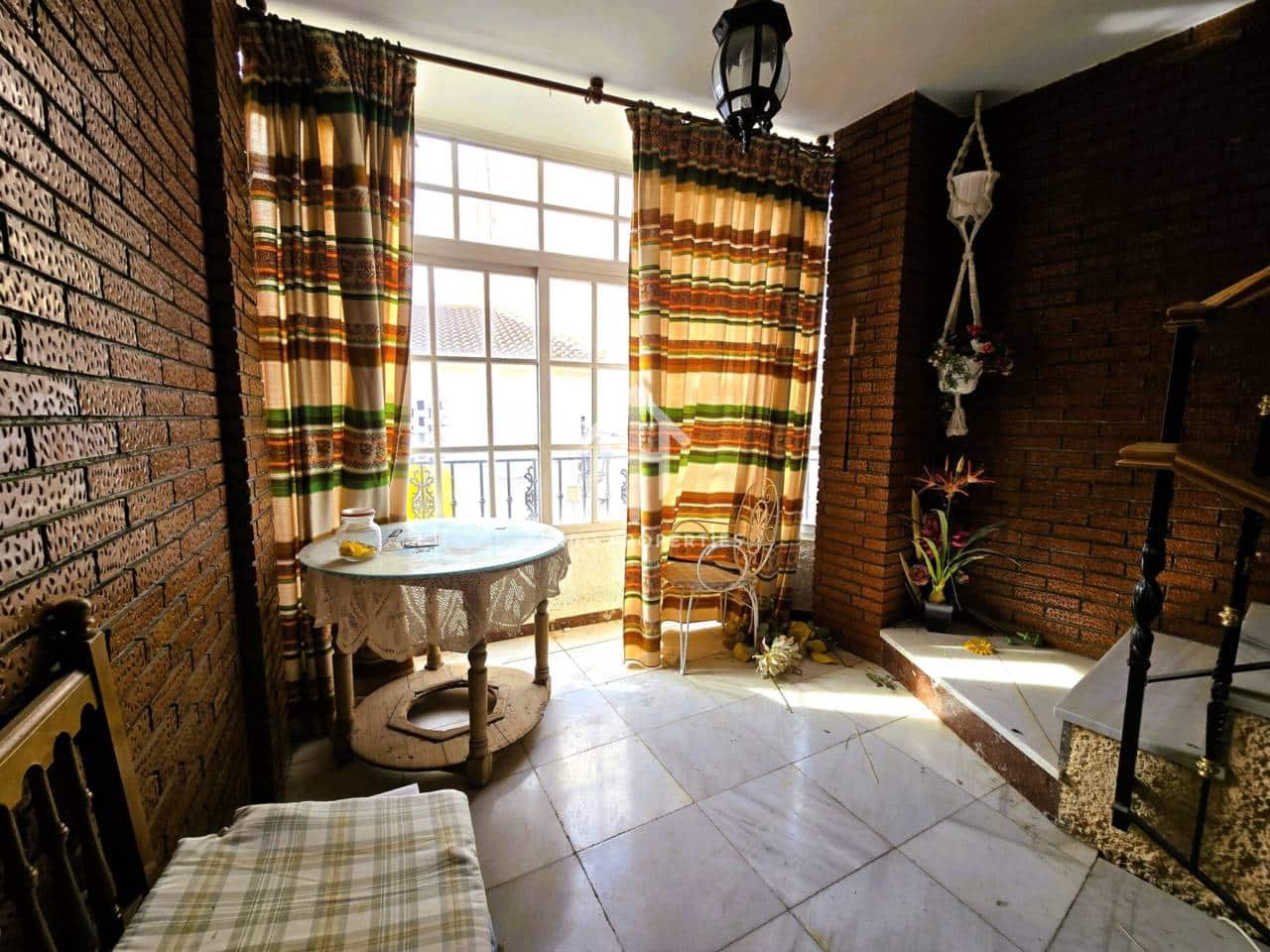 7 bedroom Townhouse for sale in Salar with garage - € 200,000 (Ref: 9473831)