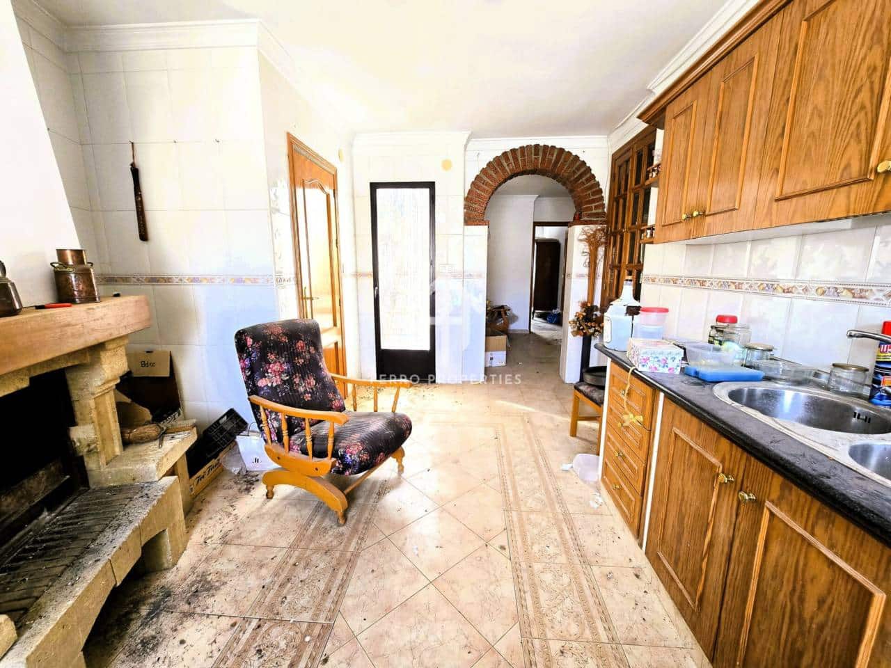 7 bedroom Townhouse for sale in Salar with garage - € 200,000 (Ref: 9473831)