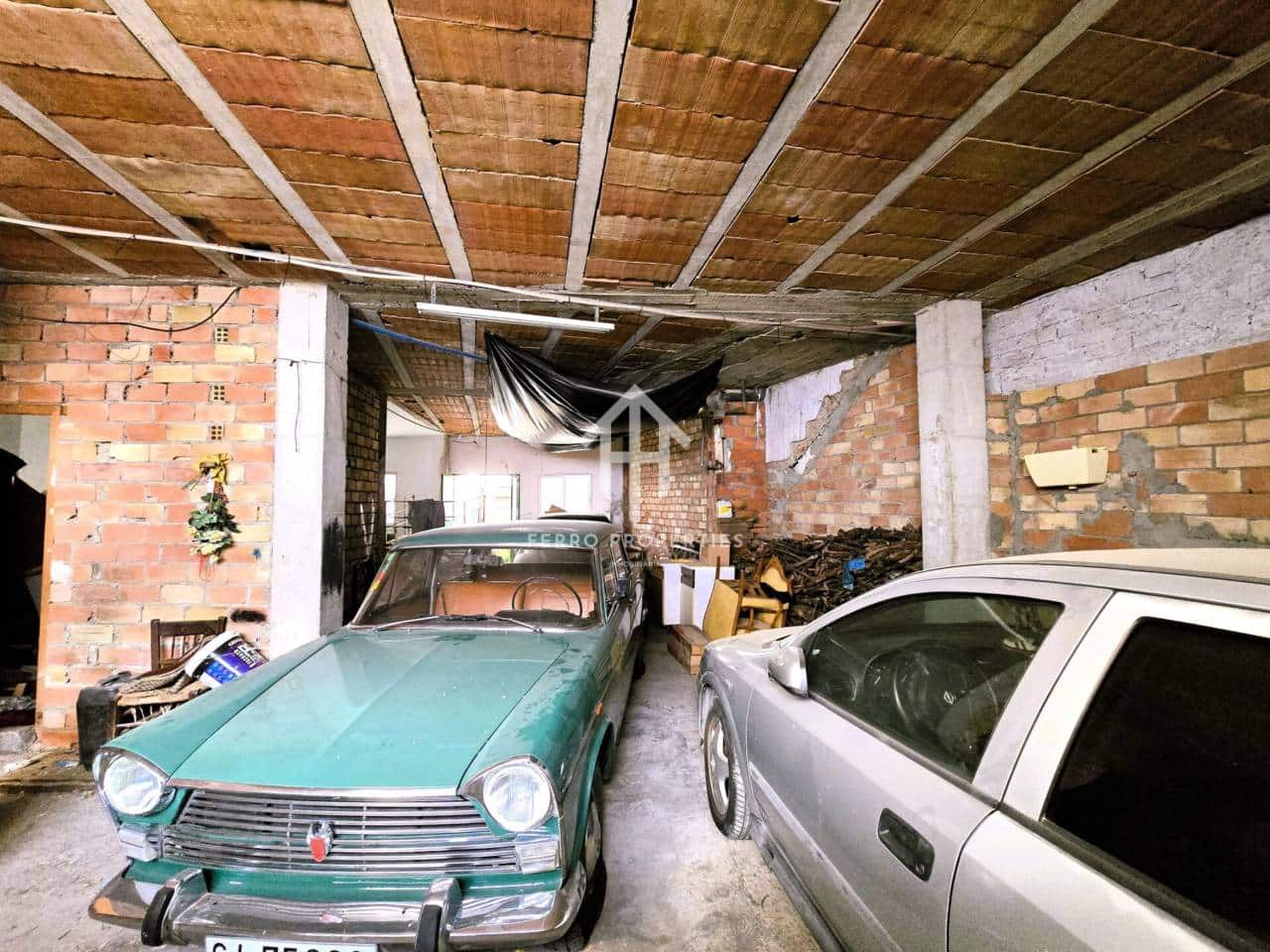 7 bedroom Townhouse for sale in Salar with garage - € 200,000 (Ref: 9473831)