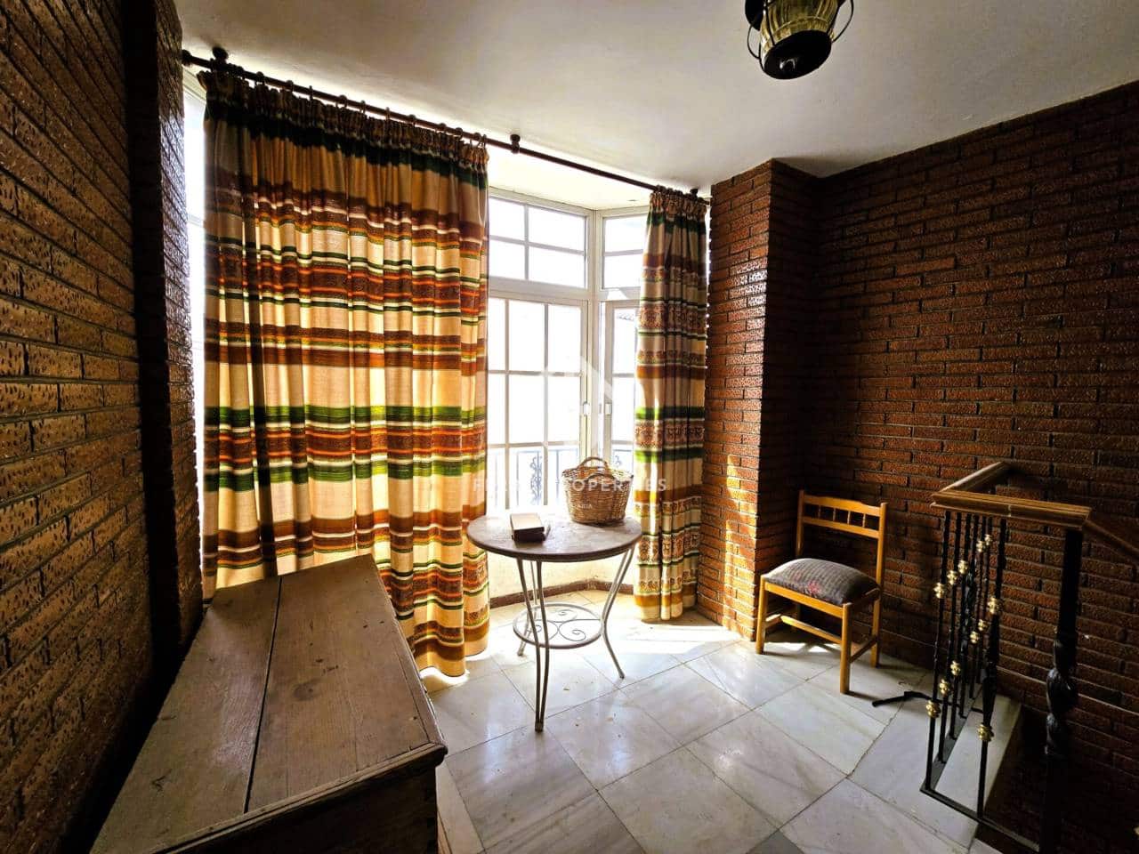 7 bedroom Townhouse for sale in Salar with garage - € 200,000 (Ref: 9473831)