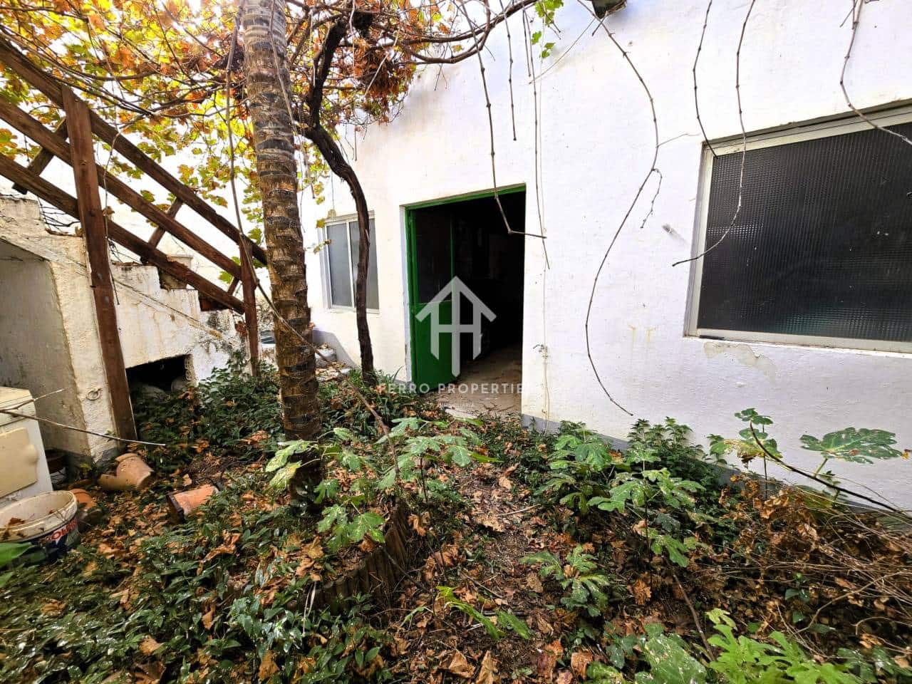 7 bedroom Townhouse for sale in Salar with garage - € 200,000 (Ref: 9473831)