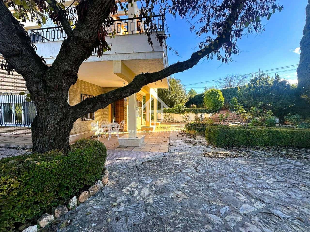 4 bedroom Villa for sale in Loja with pool - € 349,000 (Ref: 9481694)