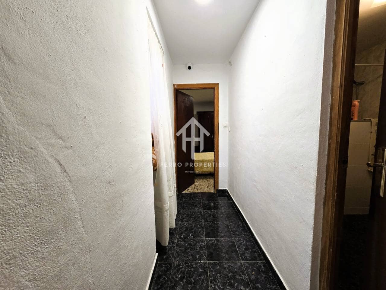 4 bedroom Townhouse for sale in Ventorros de la Laguna with garage - € 75,000 (Ref: 9496704)