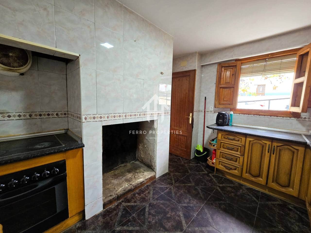 4 bedroom Townhouse for sale in Ventorros de la Laguna with garage - € 75,000 (Ref: 9496704)