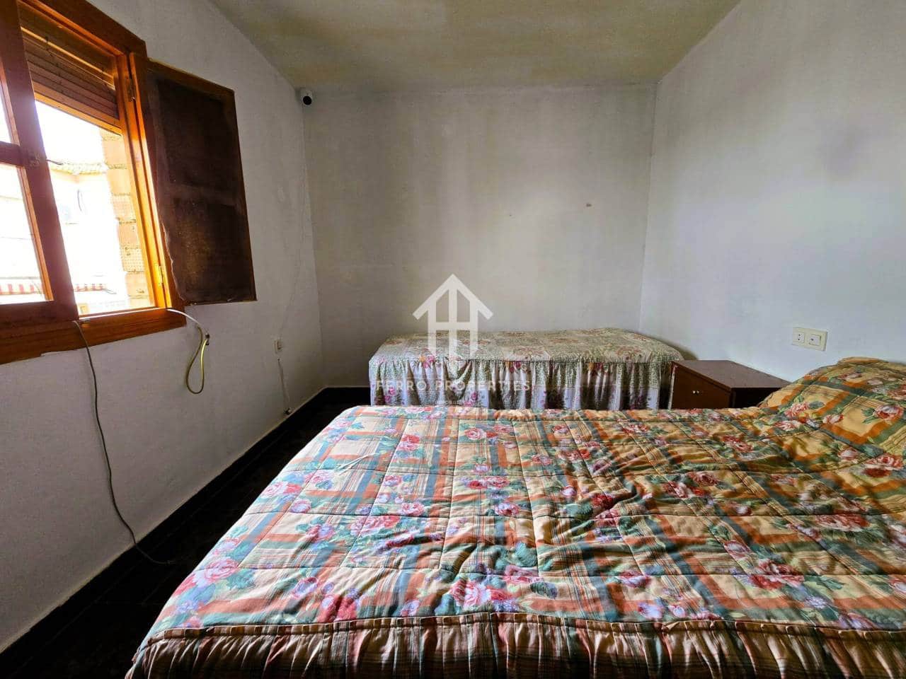 4 bedroom Townhouse for sale in Ventorros de la Laguna with garage - € 75,000 (Ref: 9496704)