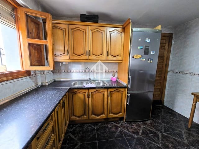 4 bedroom Townhouse for sale in Ventorros de la Laguna, Loja with garage - € 75,000 (Ref: 9496704)