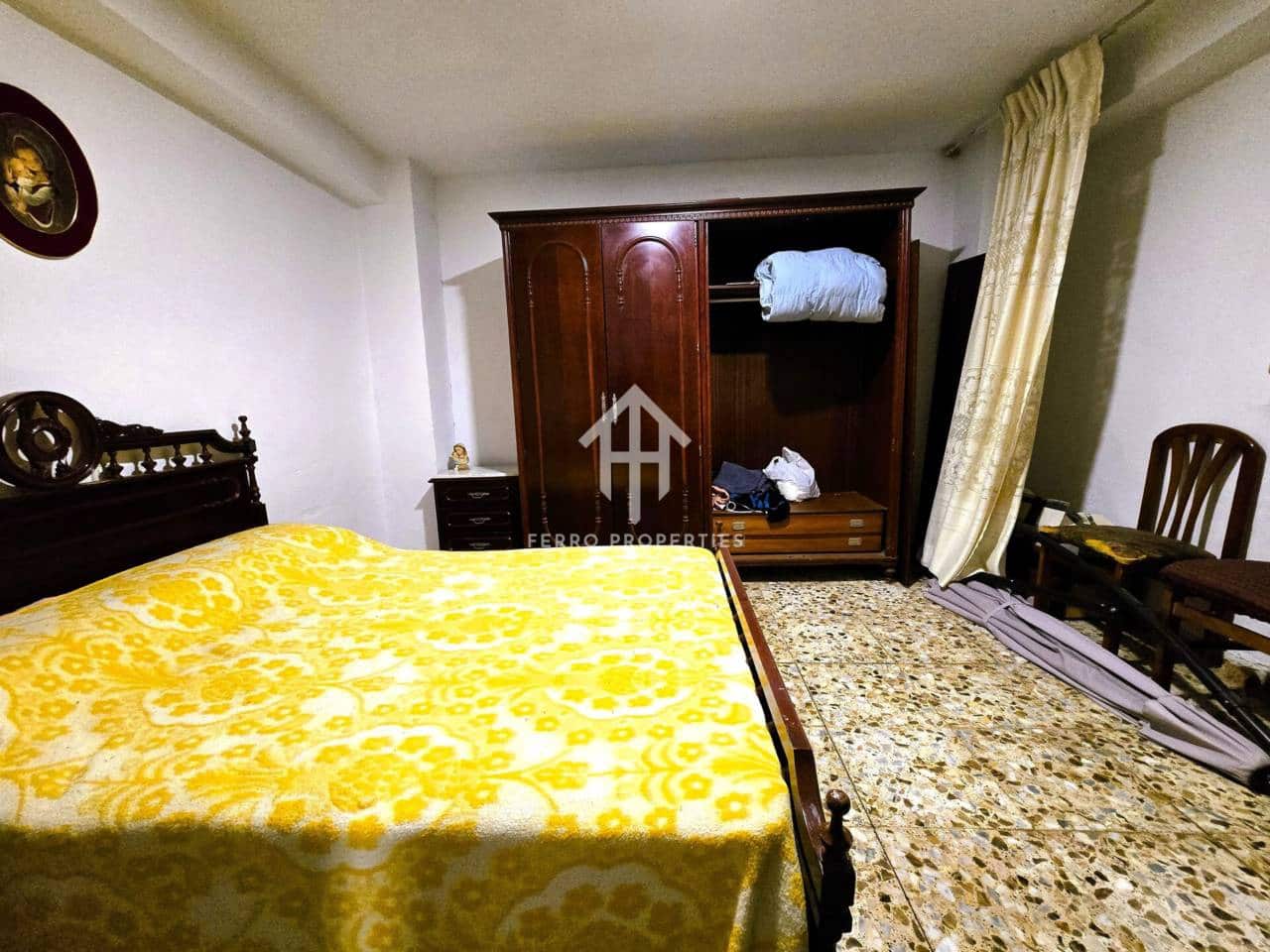 4 bedroom Townhouse for sale in Ventorros de la Laguna with garage - € 75,000 (Ref: 9496704)