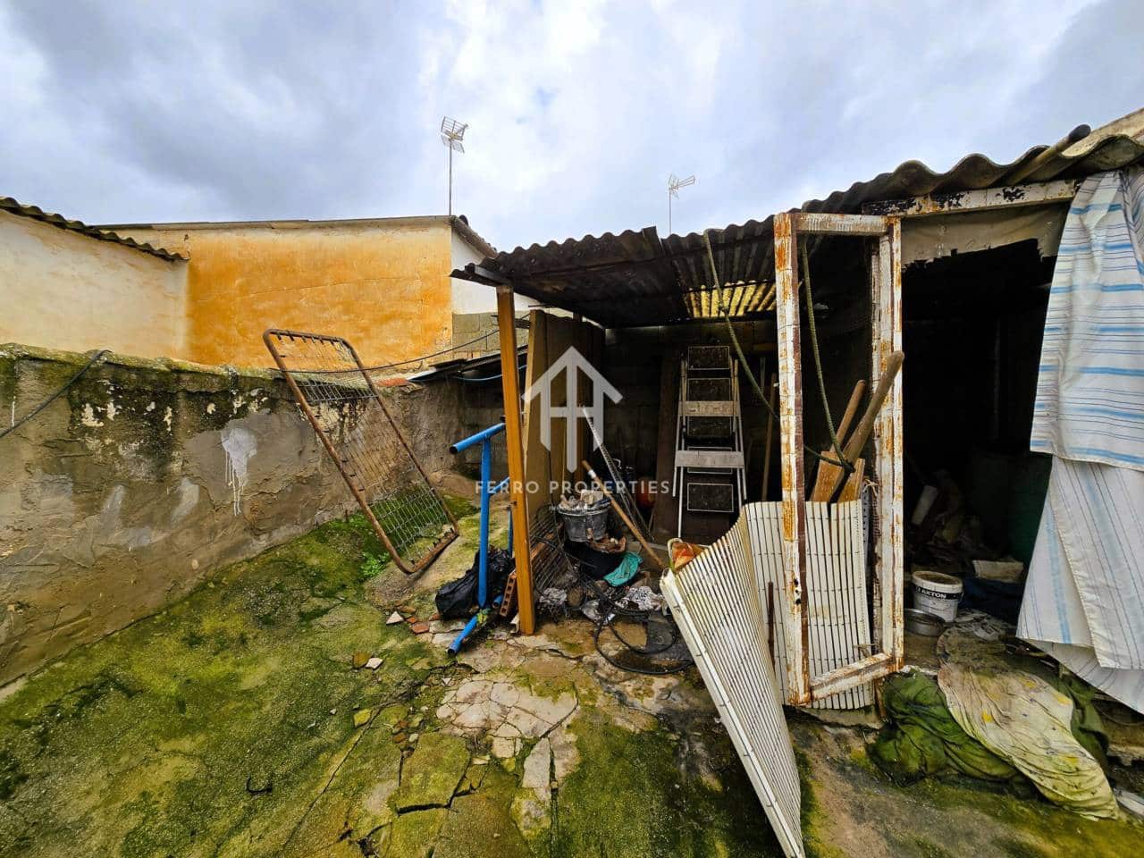 4 bedroom Townhouse for sale in Ventorros de la Laguna with garage - € 75,000 (Ref: 9496704)