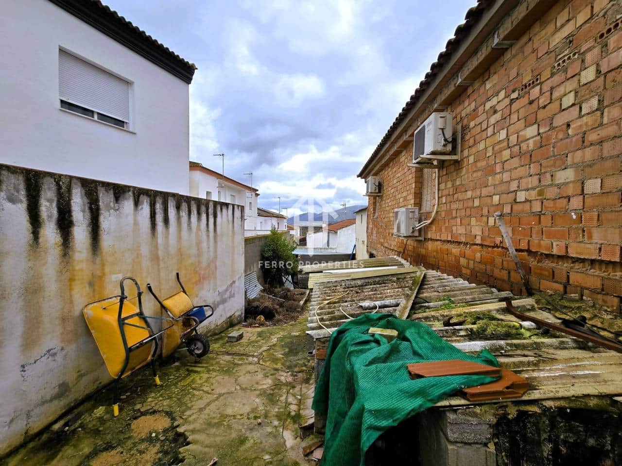 4 bedroom Townhouse for sale in Ventorros de la Laguna with garage - € 75,000 (Ref: 9496704)