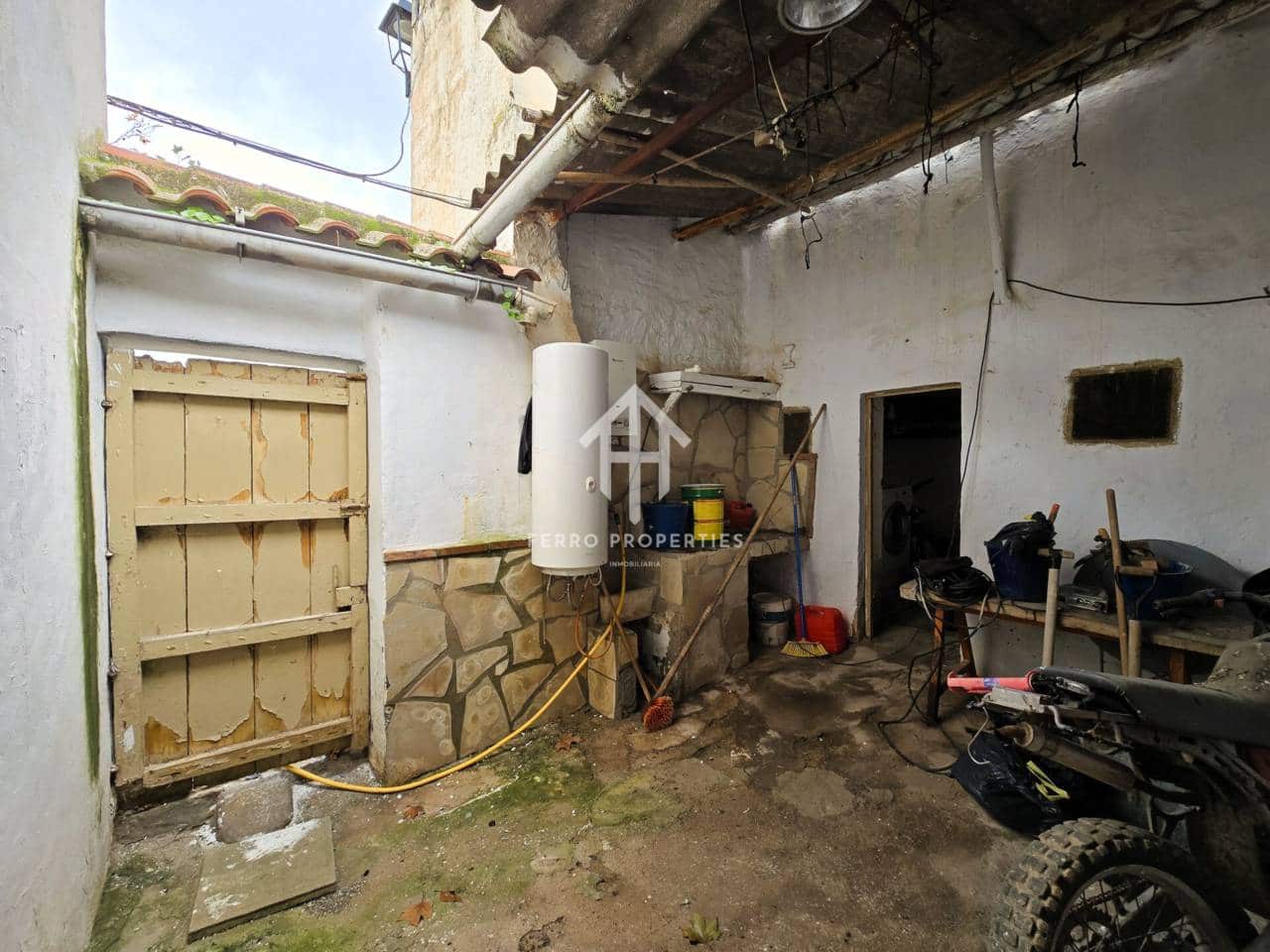 4 bedroom Townhouse for sale in Ventorros de la Laguna with garage - € 75,000 (Ref: 9496704)