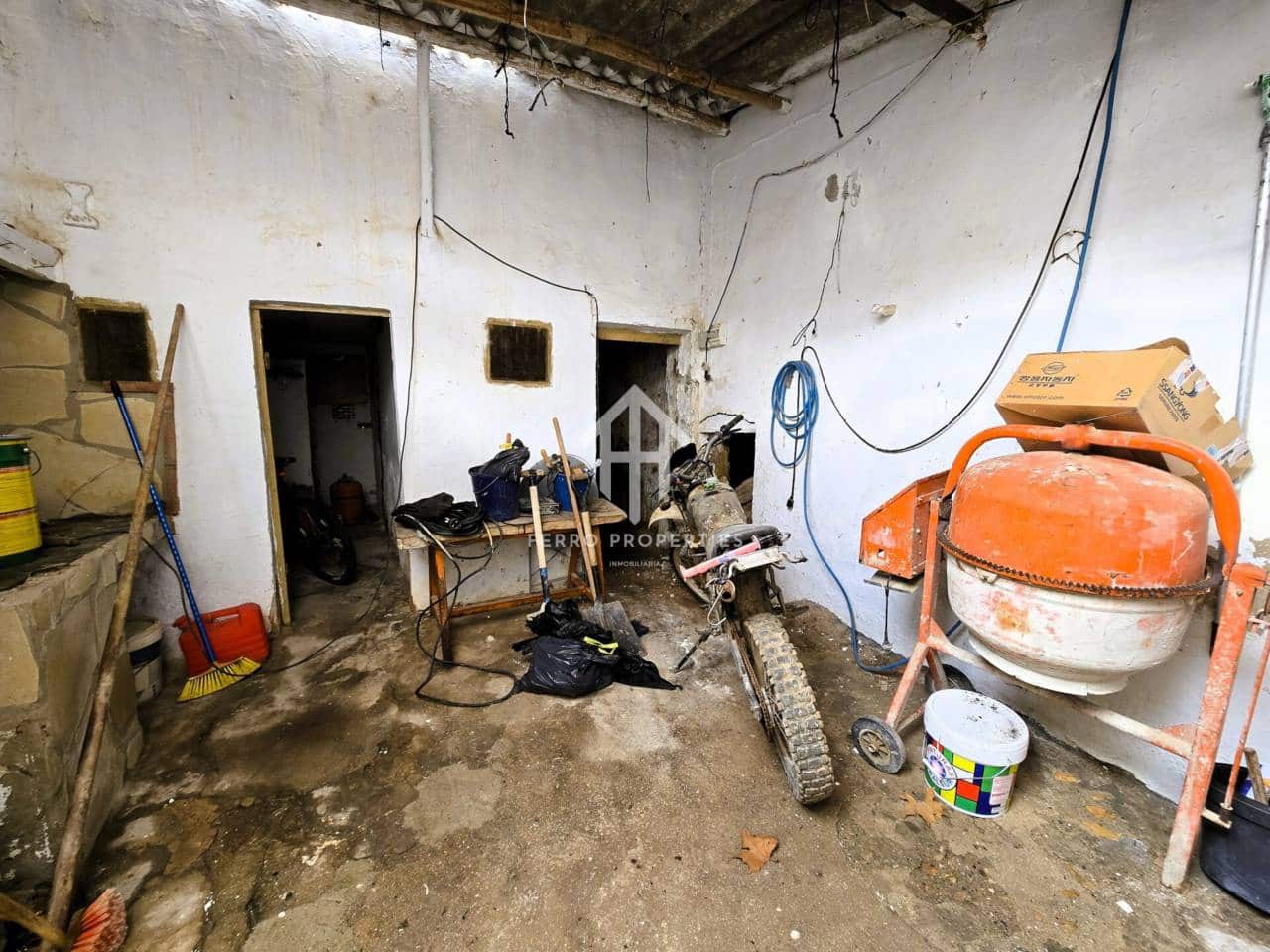 4 bedroom Townhouse for sale in Ventorros de la Laguna with garage - € 75,000 (Ref: 9496704)