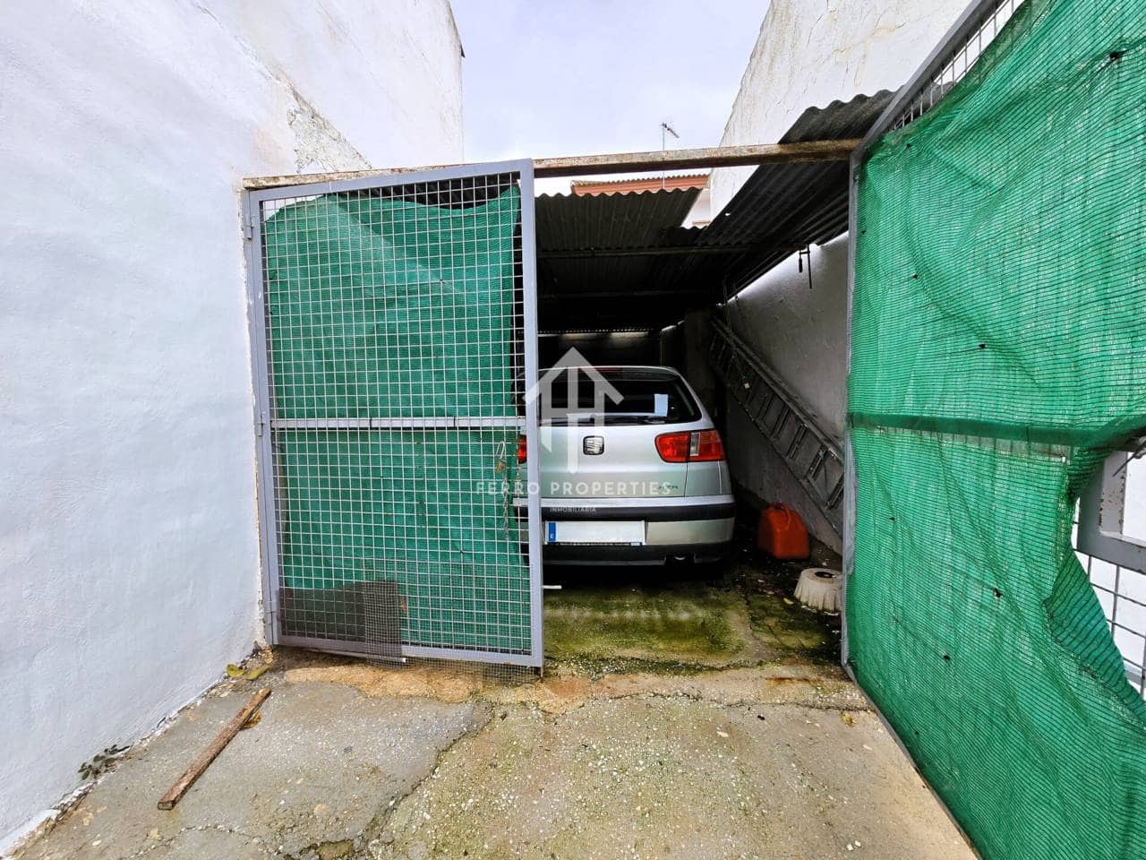 4 bedroom Townhouse for sale in Ventorros de la Laguna with garage - € 75,000 (Ref: 9496704)