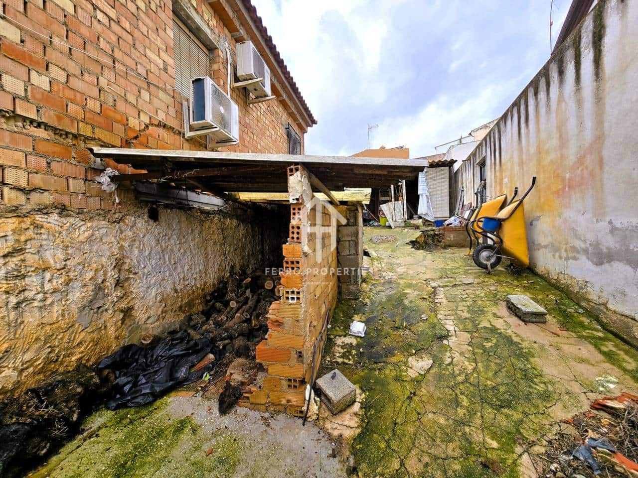 4 bedroom Townhouse for sale in Ventorros de la Laguna with garage - € 75,000 (Ref: 9496704)