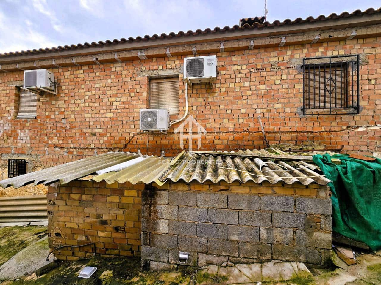 4 bedroom Townhouse for sale in Ventorros de la Laguna with garage - € 75,000 (Ref: 9496704)