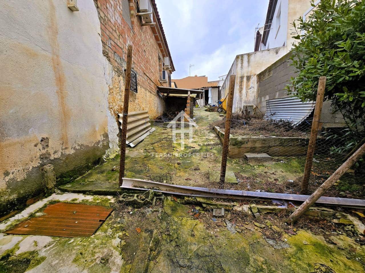 4 bedroom Townhouse for sale in Ventorros de la Laguna with garage - € 75,000 (Ref: 9496704)