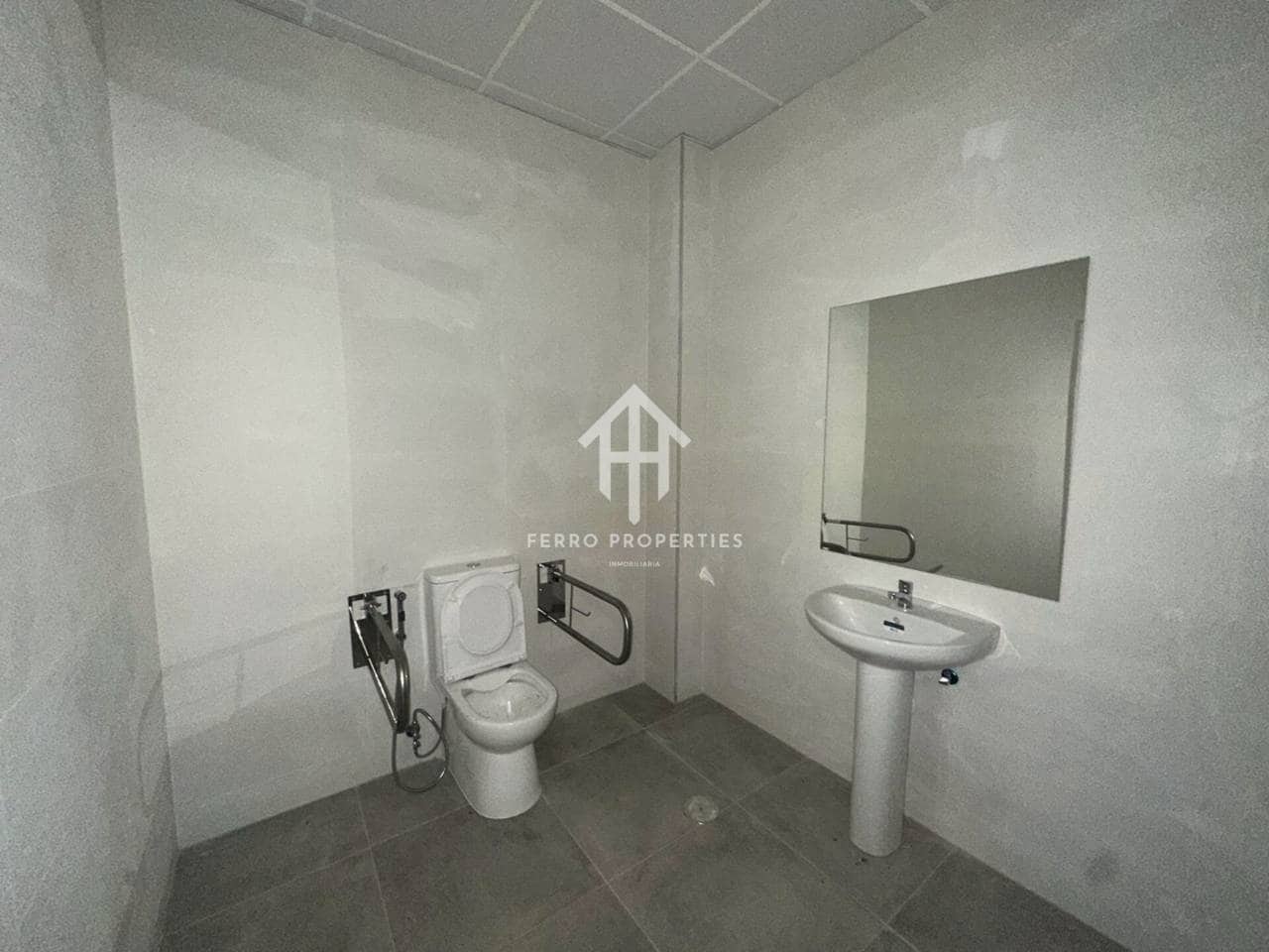 Gewerbe zu vermieten in Loja - 900 € (Ref: 9535409)