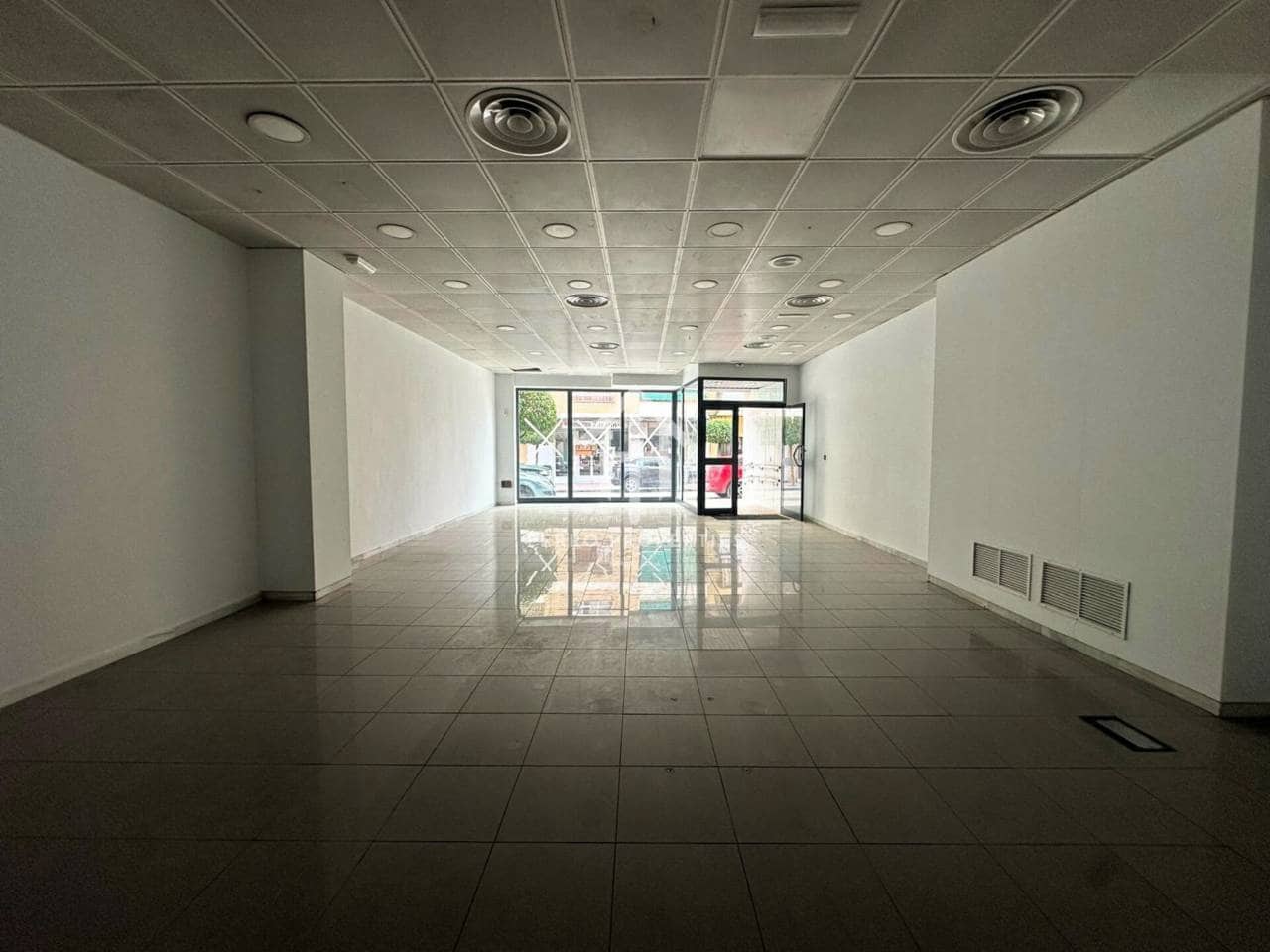 Gewerbe zu vermieten in Loja - 900 € (Ref: 9535409)