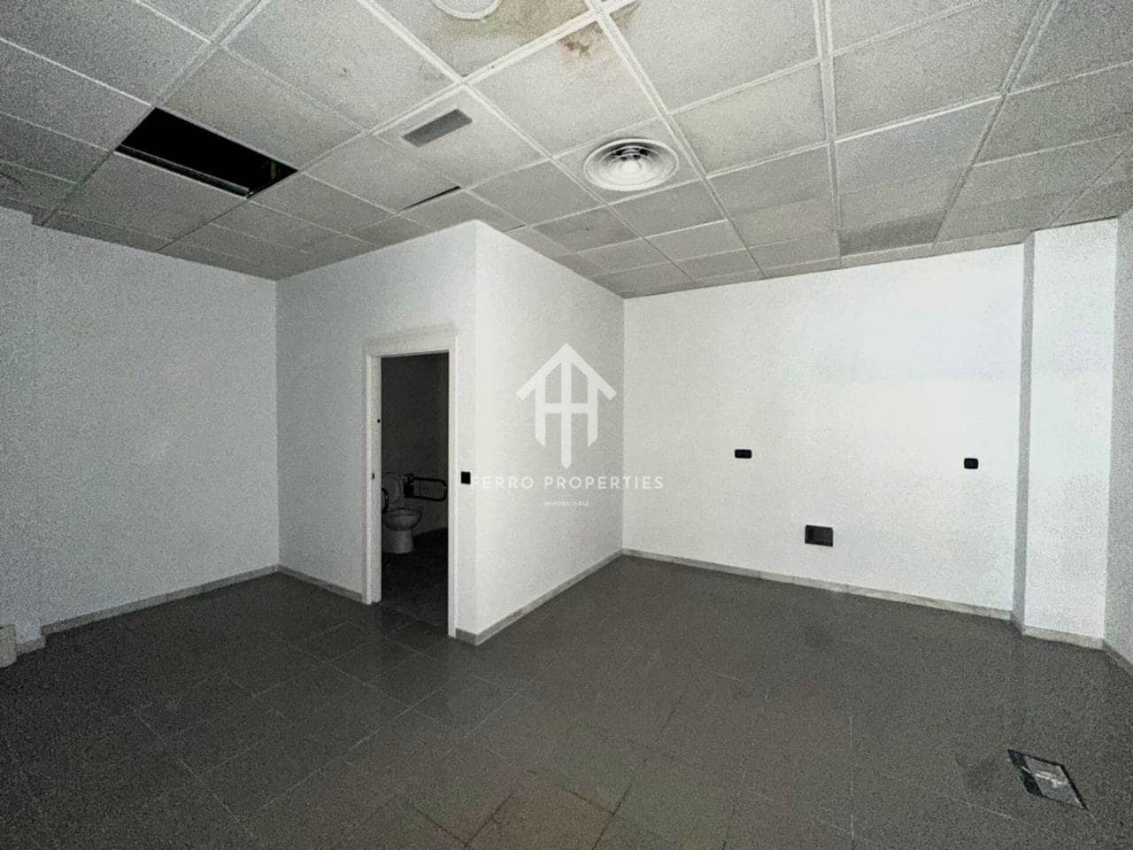 Gewerbe zu vermieten in Loja - 900 € (Ref: 9535409)