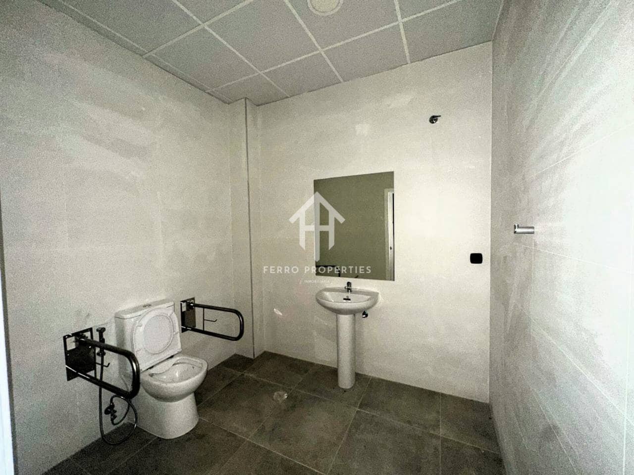 Gewerbe zu vermieten in Loja - 900 € (Ref: 9535409)