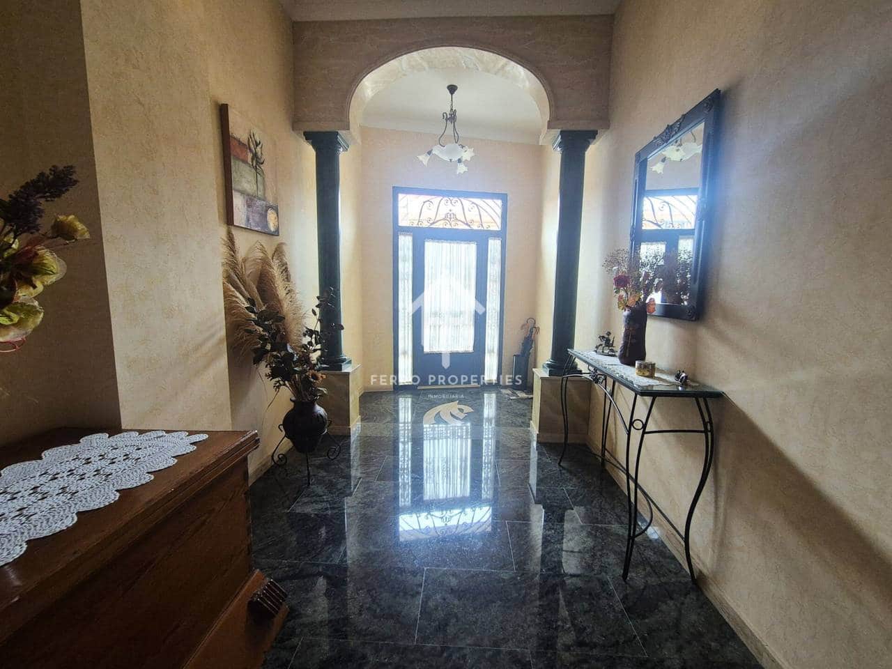 5 bedroom Villa for sale in Loja with garage - € 259,900 (Ref: 9694601)