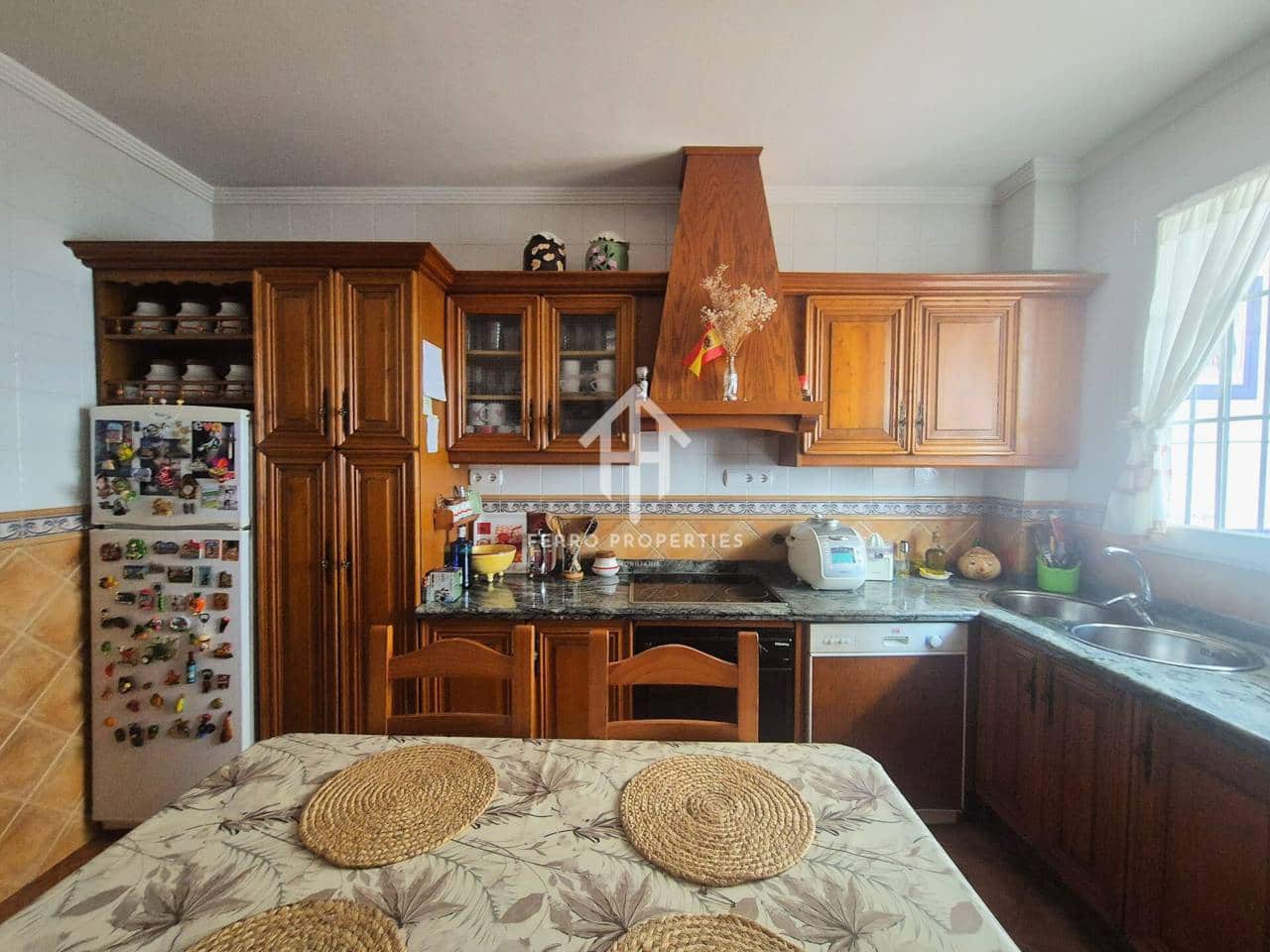 5 bedroom Villa for sale in Loja with garage - € 259,900 (Ref: 9694601)