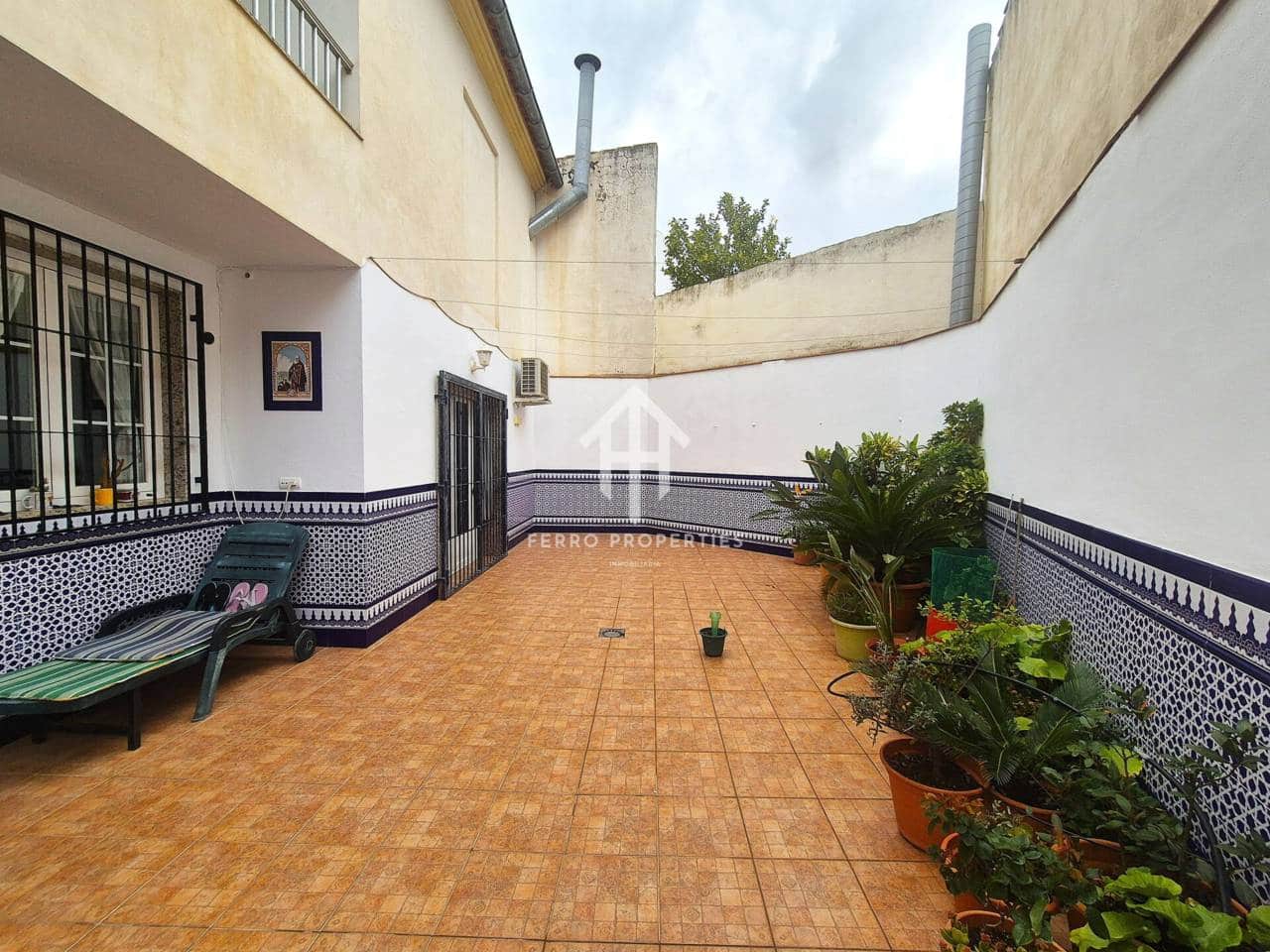 5 bedroom Villa for sale in Loja with garage - € 259,900 (Ref: 9694601)