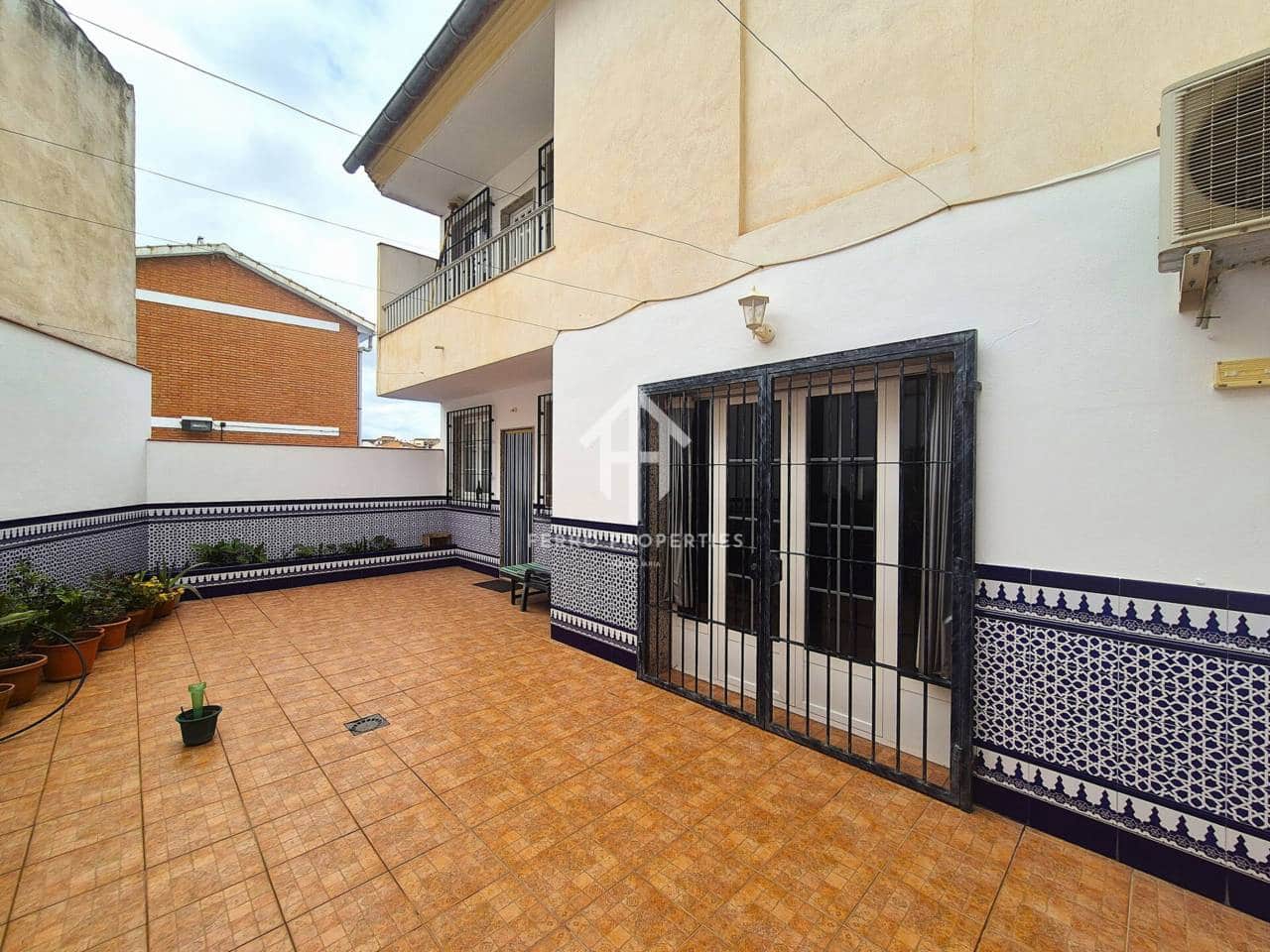 5 bedroom Villa for sale in Loja with garage - € 259,900 (Ref: 9694601)
