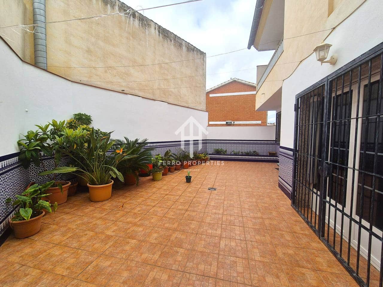 5 bedroom Villa for sale in Loja with garage - € 259,900 (Ref: 9694601)