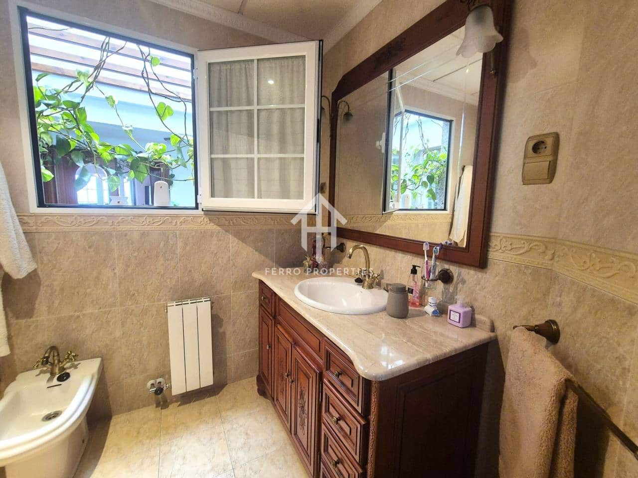 5 bedroom Villa for sale in Loja with garage - € 259,900 (Ref: 9694601)