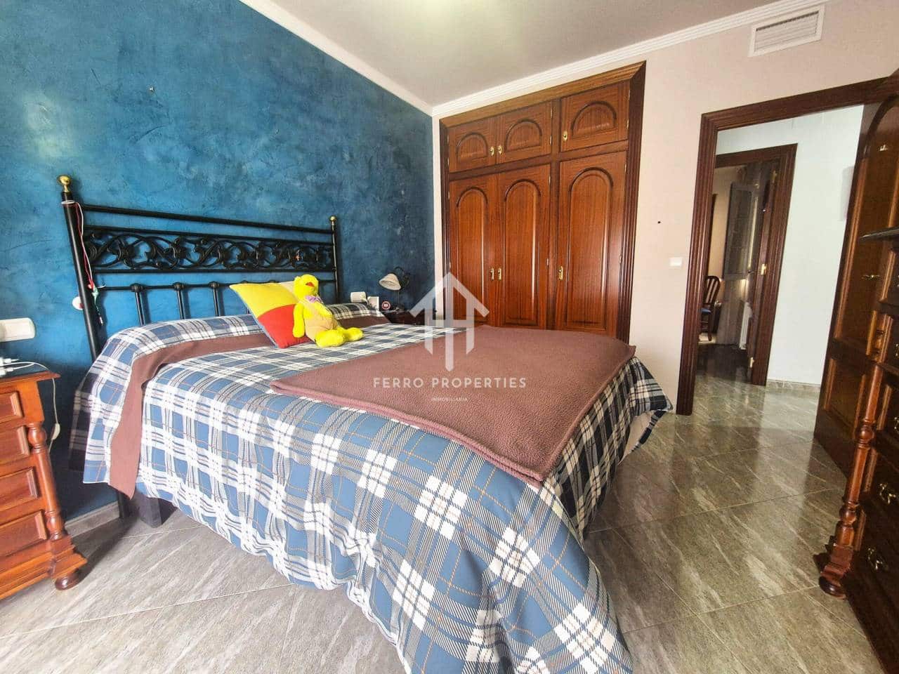 5 bedroom Villa for sale in Loja with garage - € 259,900 (Ref: 9694601)