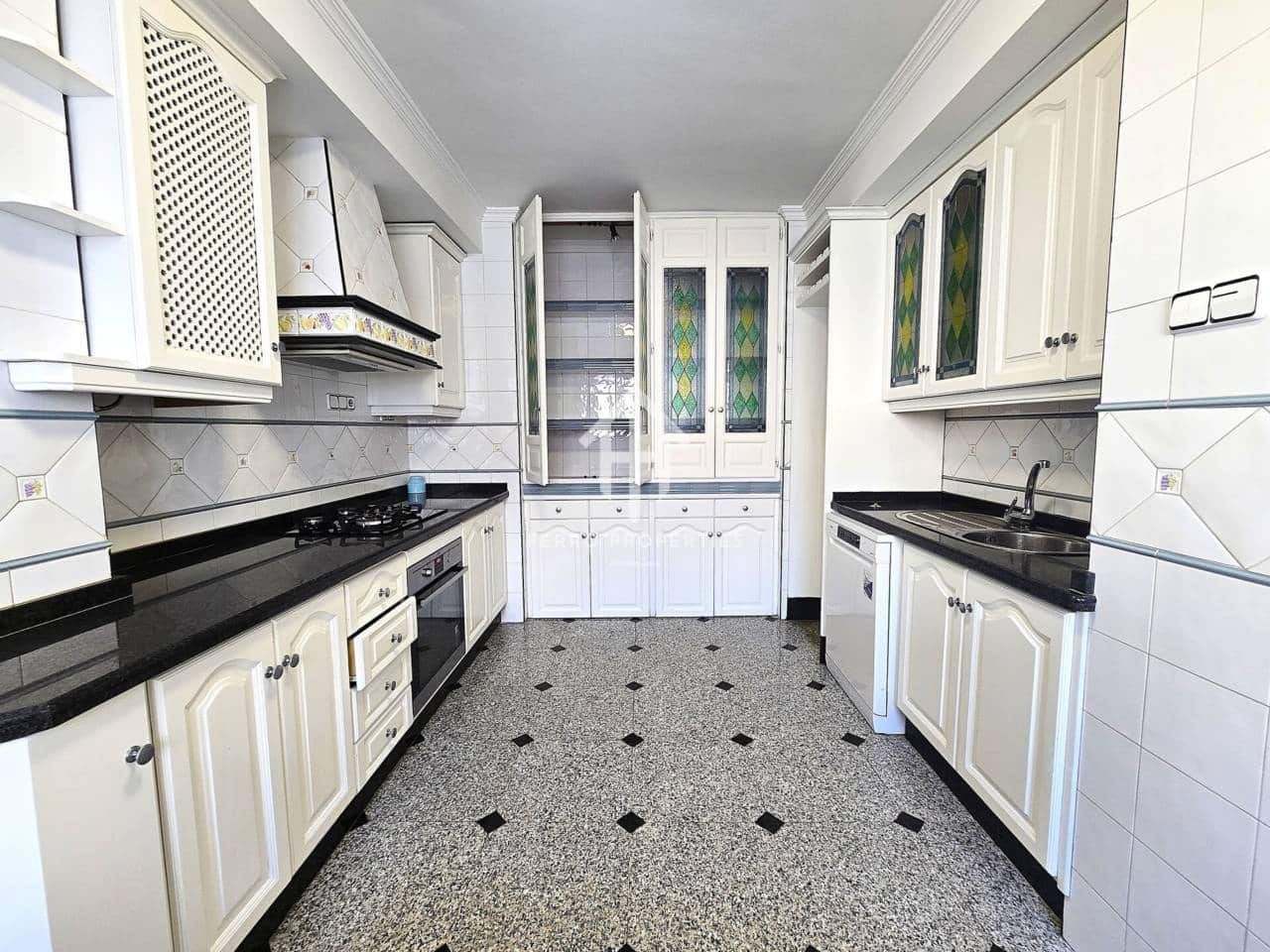 3 slaapkamer Villa te huur in Loja met garage - € 850 (Ref: 9737783)