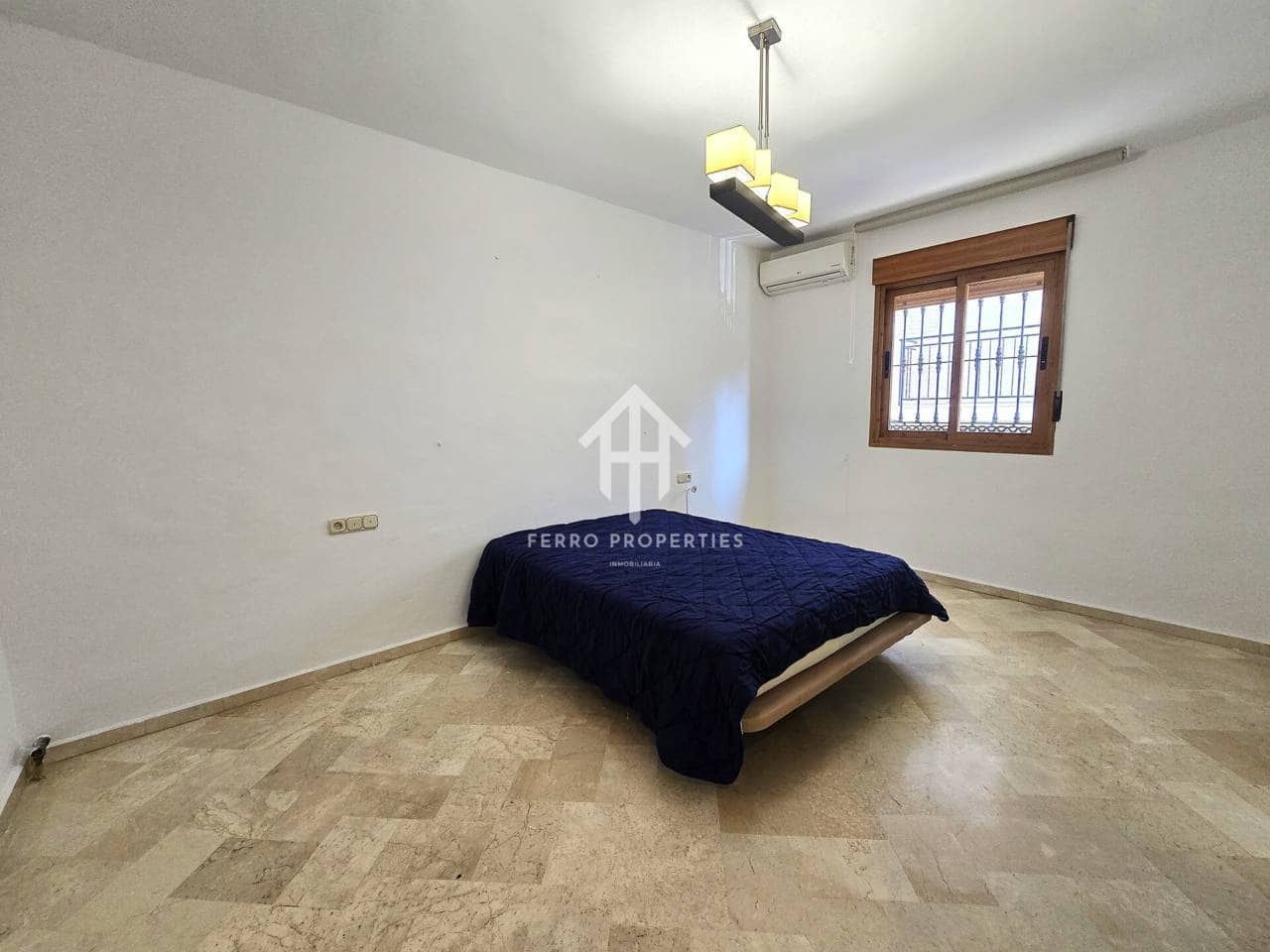 3 slaapkamer Villa te huur in Loja met garage - € 850 (Ref: 9737783)