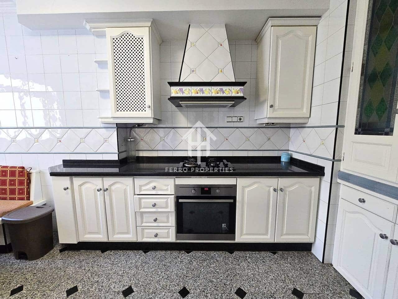 3 slaapkamer Villa te huur in Loja met garage - € 850 (Ref: 9737783)