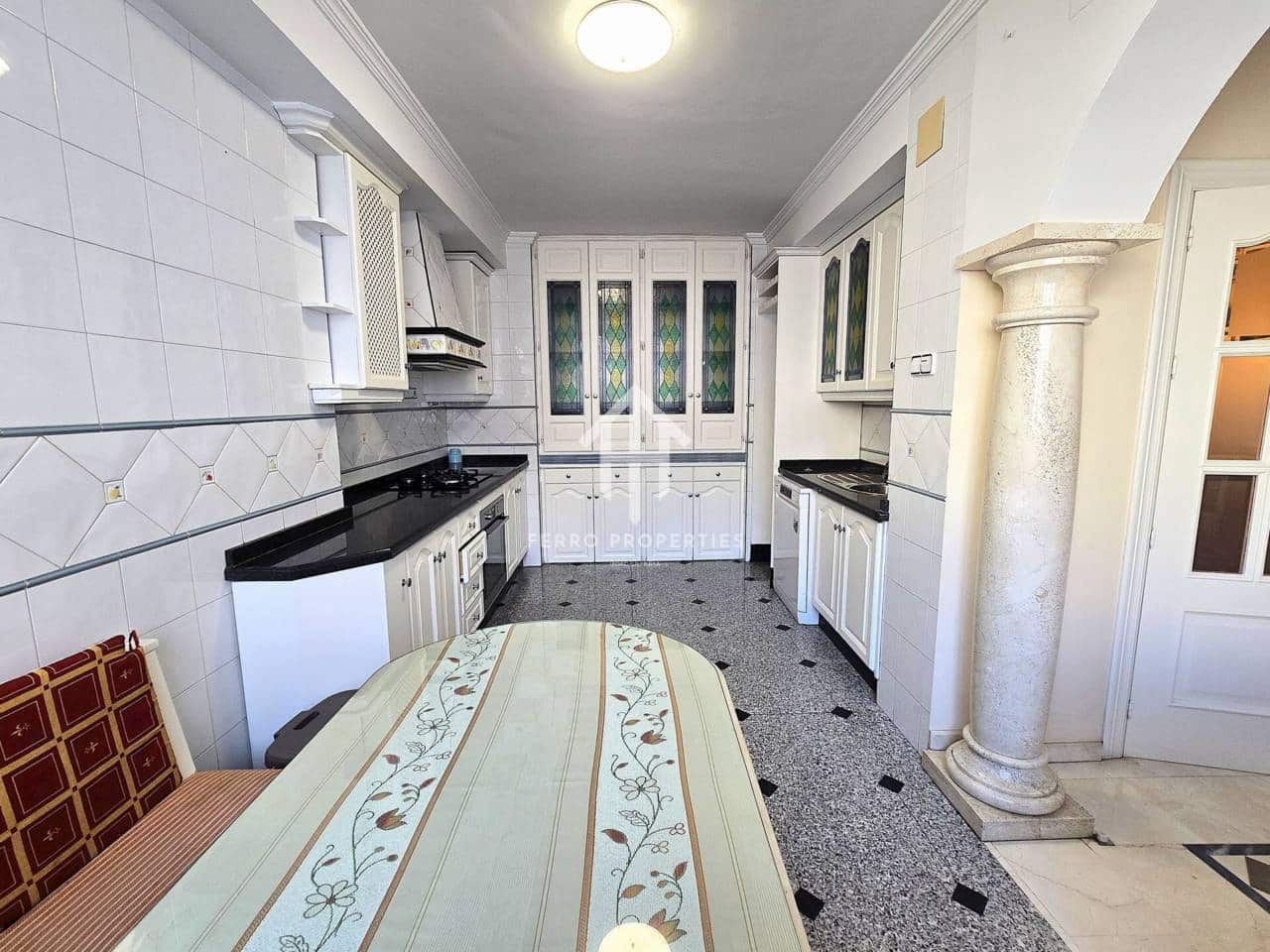 3 slaapkamer Villa te huur in Loja met garage - € 850 (Ref: 9737783)