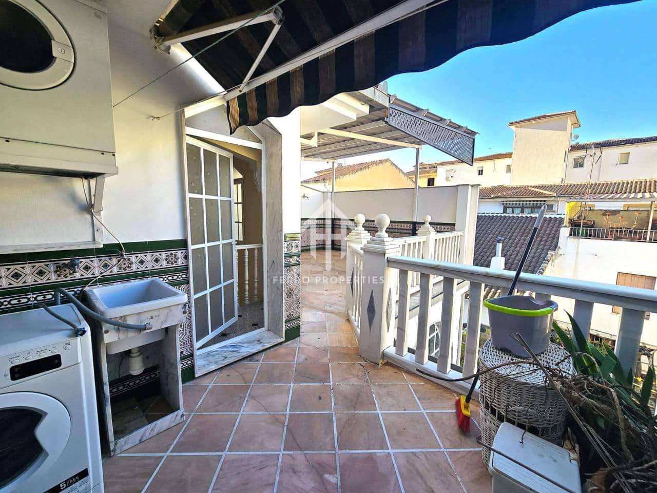 3 slaapkamer Villa te huur in Loja met garage - € 850 (Ref: 9737783)