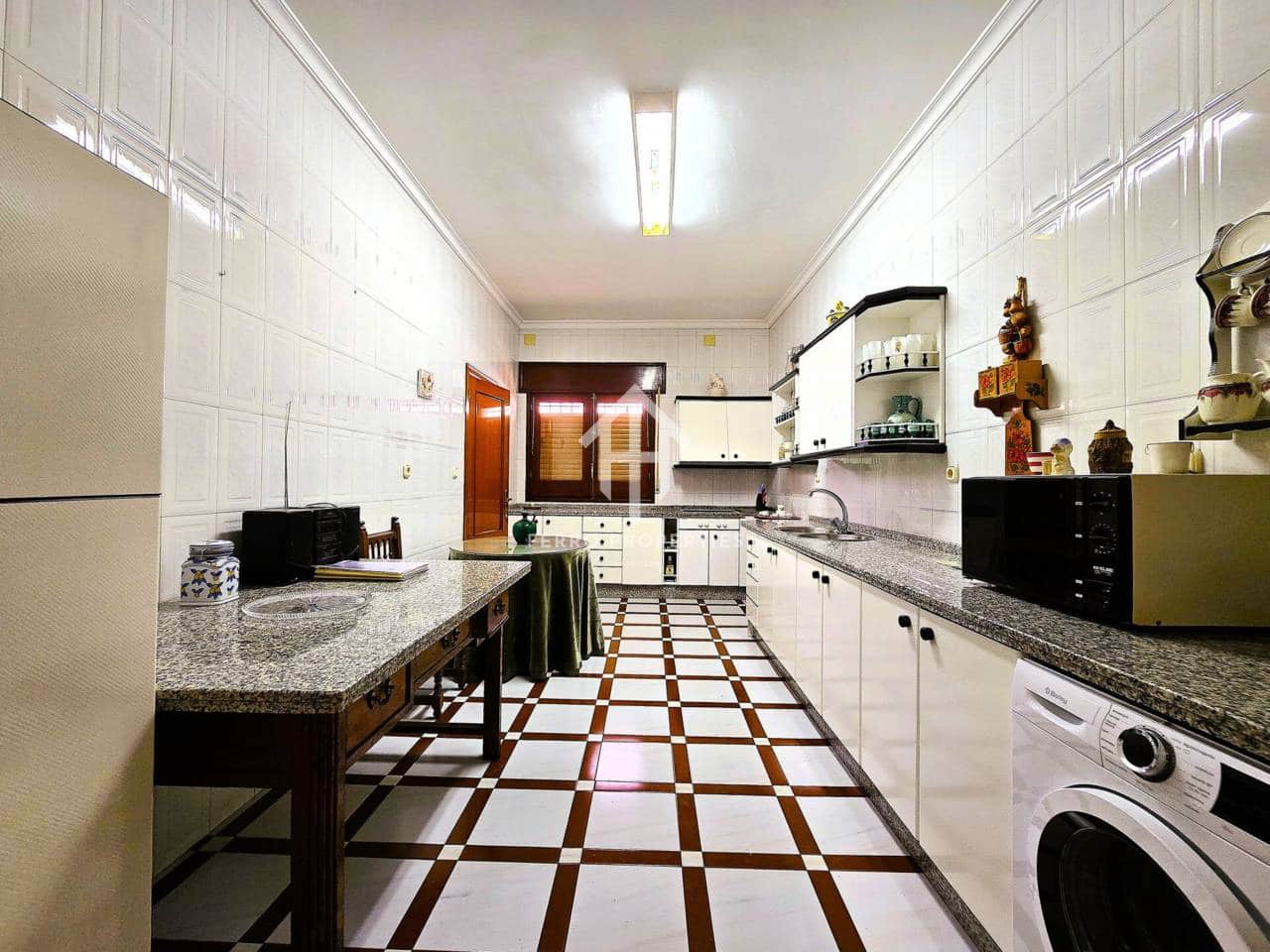 5 bedroom Apartment for sale in Algarinejo with garage - € 299,900 (Ref: 9761624)