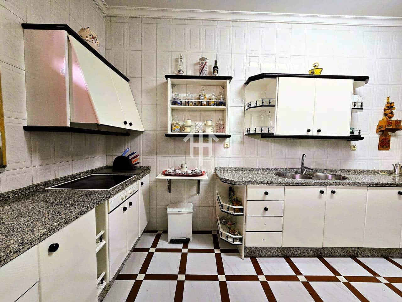 5 bedroom Apartment for sale in Algarinejo with garage - € 299,900 (Ref: 9761624)