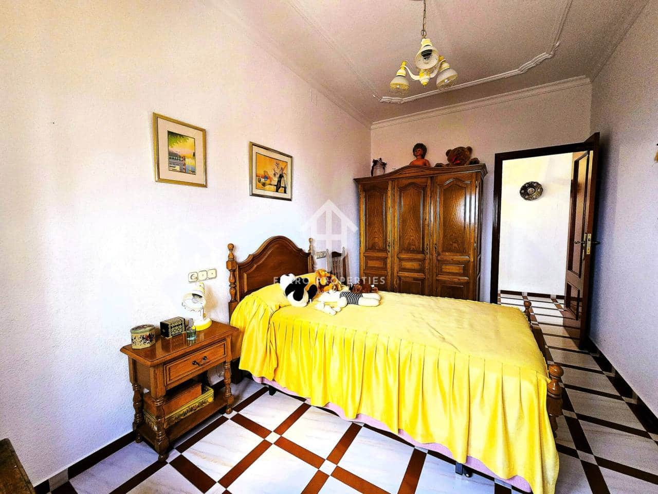 5 bedroom Apartment for sale in Algarinejo with garage - € 299,900 (Ref: 9761624)