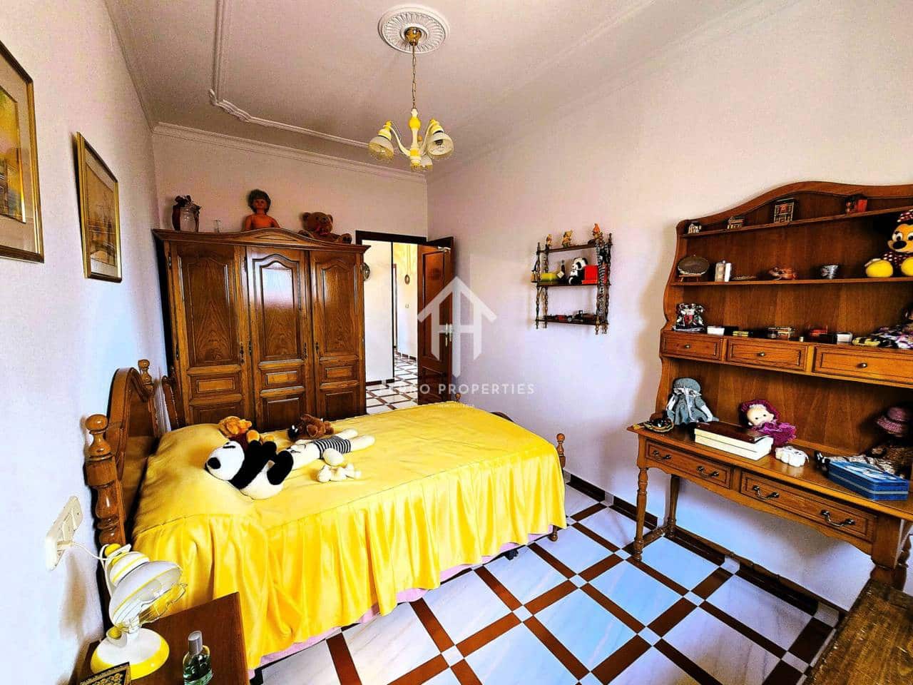 5 bedroom Apartment for sale in Algarinejo with garage - € 299,900 (Ref: 9761624)