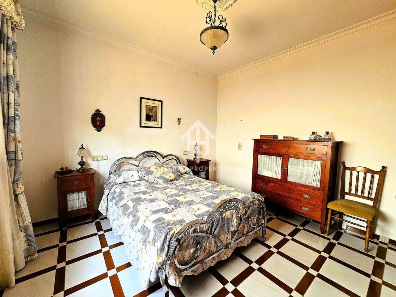 5 bedroom Apartment for sale in Algarinejo with garage - € 299,900 (Ref: 9761624)