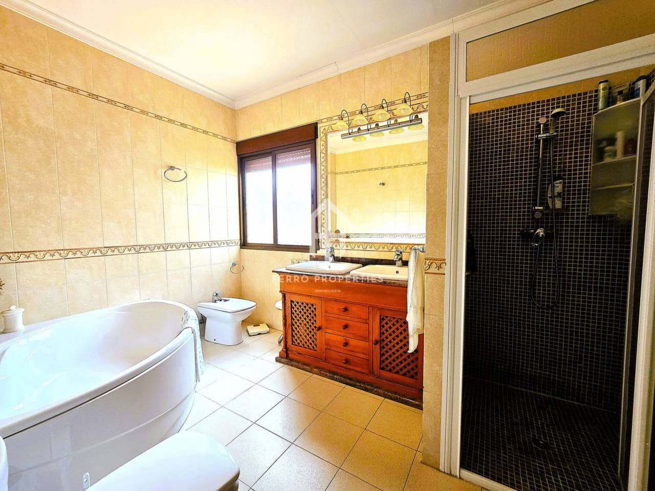 5 bedroom Apartment for sale in Algarinejo with garage - € 299,900 (Ref: 9761624)