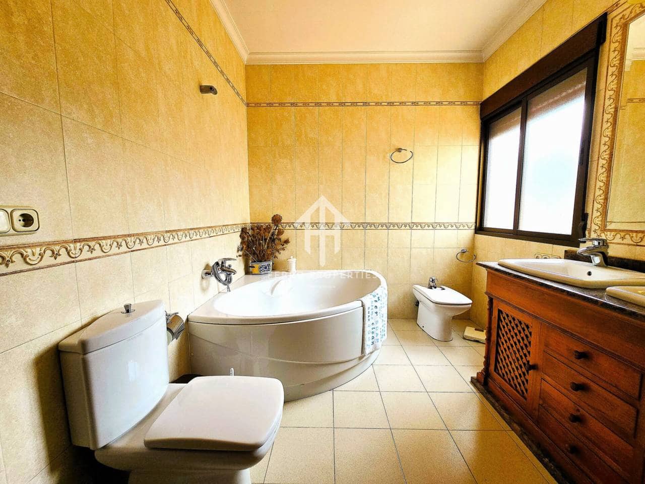 5 bedroom Apartment for sale in Algarinejo with garage - € 299,900 (Ref: 9761624)