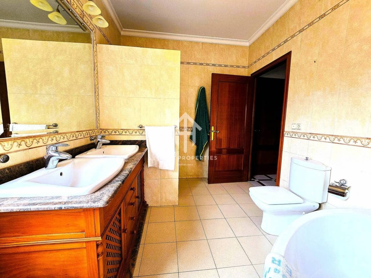 5 bedroom Apartment for sale in Algarinejo with garage - € 299,900 (Ref: 9761624)