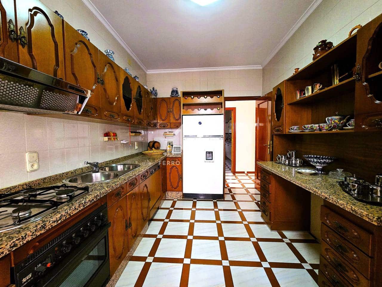 5 bedroom Apartment for sale in Algarinejo with garage - € 299,900 (Ref: 9761624)