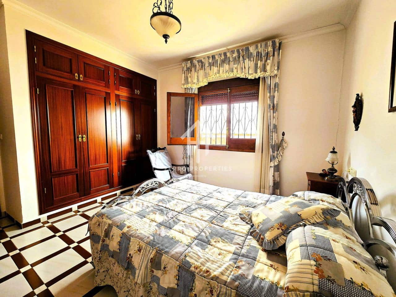 5 bedroom Apartment for sale in Algarinejo with garage - € 299,900 (Ref: 9761624)