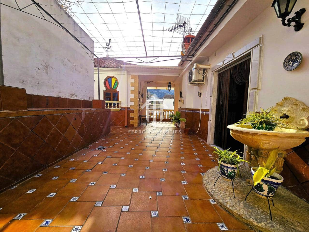 5 bedroom Apartment for sale in Algarinejo with garage - € 299,900 (Ref: 9761624)