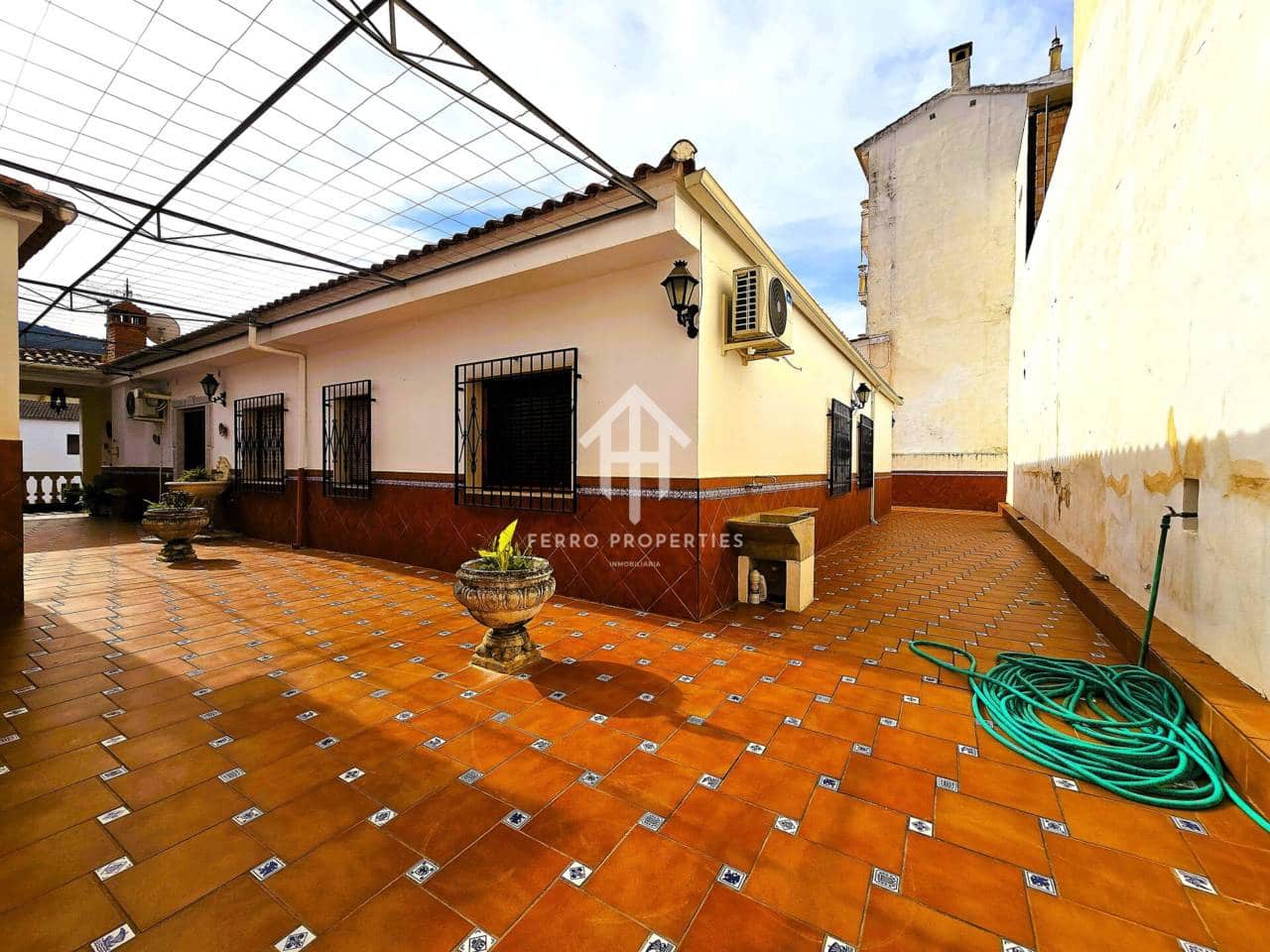 5 bedroom Apartment for sale in Algarinejo with garage - € 299,900 (Ref: 9761624)